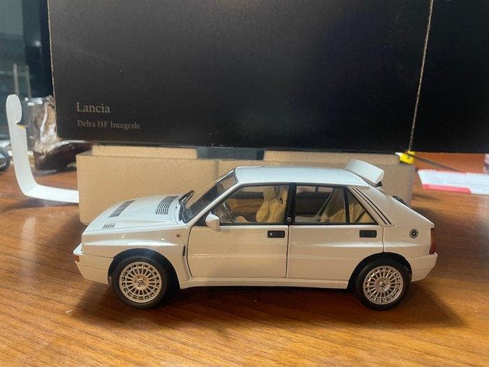 Kyosho 1:18 - Modelauto - Lancia Delta HF Integrale, Hobby en Vrije tijd, Modelauto's | 1:5 tot 1:12