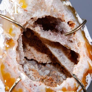Natuurlijke mineralengeode met prachtige kristallisatie aan