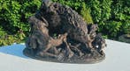 Sculpture, zwaar en groot bronzen beeld “dogs attack bear”