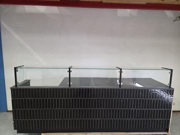 Balie met Glazen Opbouw en Zwarte Tegelafwerking – B296 x