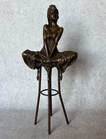Beeld, Brons sculptuur van een vrouw op barkruk 27 cm - 27, Antiek en Kunst