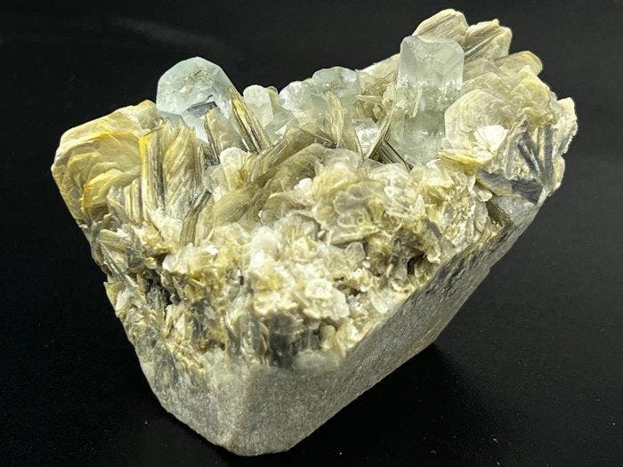 Aquamarijn met mica Exemplaar - Hoogte: 40 mm - Breedte: 55, Verzamelen, Mineralen en Fossielen