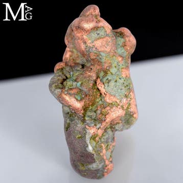 Sans réserve - Cuivre natif avec un riche lustre métallique