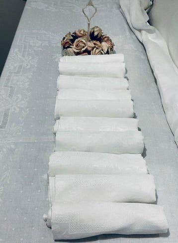 Oud tafelkleed en deze damastservetten en geborduurde