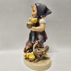 Goebel - Beeldje - Hummel #199/0 - Feeding Time - TMK4 -