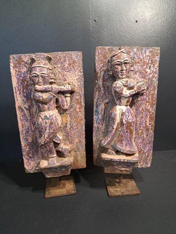 Twee prachtige antieke Indiase houten reliëfs, op metalen