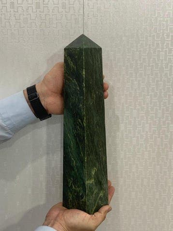 Nefrietjade Obelisk - Hoogte: 37 cm - Breedte: 6.5 cm- 4400, Verzamelen, Mineralen en Fossielen