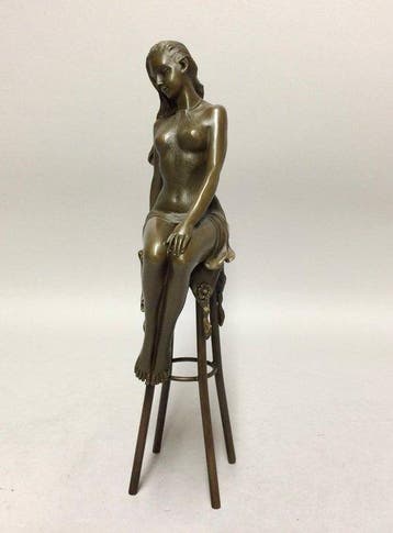 Sculpture, Vrouw op kruk - 30 cm - Bronze