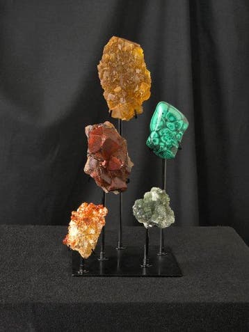 Lot de 5 minéraux sur un présentoir – Fluorite, Malachite,