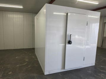 Vriescel 210 x 240 x 220 cm stekker klaar