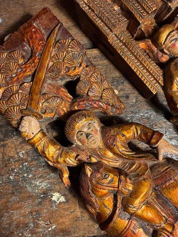 Paire de panneaux chinois anciens en bois sculpté et doré -