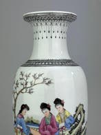 Vaas - Porselein - met scènes van dames, Antiquités & Art