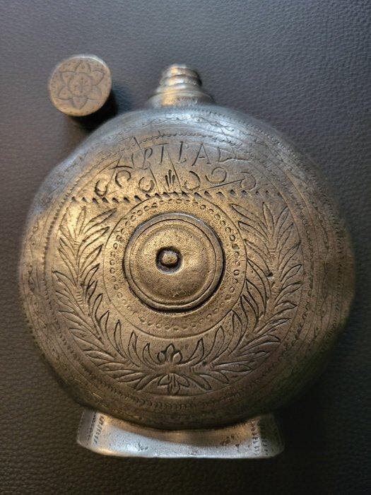Giorgio - Bouteille - Étain - bouteille de pèlerin, Antiek en Kunst, Curiosa en Brocante