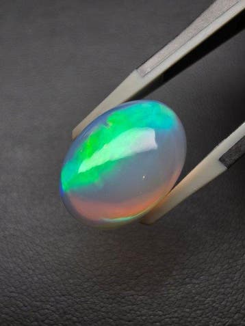 6.29cts Natural White Opal Cabochon - Hoogte: 16.8 mm -