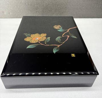 Boîte - Coffret décriture noir en urushi avec maki-e doré «
