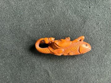 Fijn gesneden Japans houten netsuke - Ebisu met grote vis,