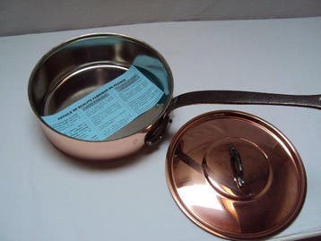 Grande casserole (sauteuse) professionnelle et son couvercle