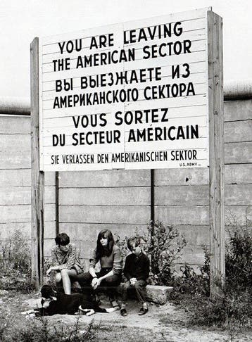 Hubertus Hierl (1940) - Kinder an der Berliner Mauer (1967)