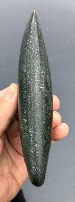 Oude kelt die werd gebruikt voor tuinwerk in Sentani -