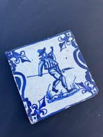 Tegel - Delfts blauwe kandelaber tegel met een hoornblazer, Antiek en Kunst
