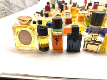 Parfumfles (124) - Lot van circa 124 miniatuurflesjes parfum