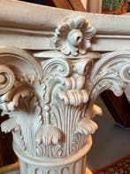 sculptuur, Grande colonne / sellette décorative de style