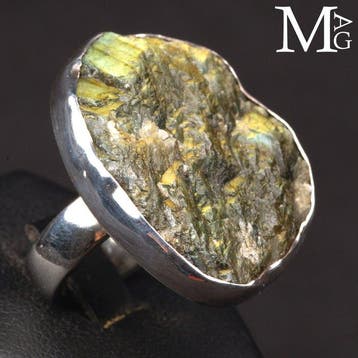 Zilveren ring met grote ruwe labradoriet – groene en gouden