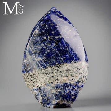 Levendig donkerblauw sodaliet met witte en grijze