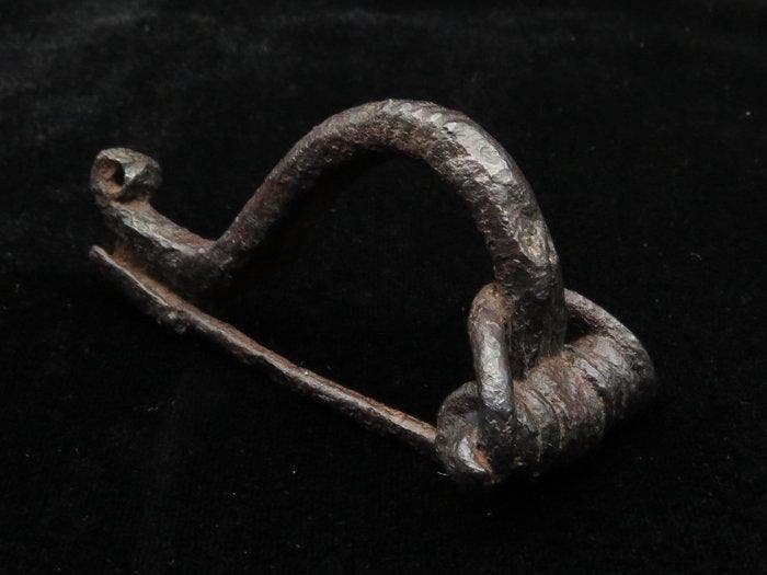 Oud-Romeins Brons Versierde kruisboogbroche/fibula (1x) -, Bijoux, Sacs & Beauté, Bijoux anciens