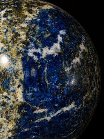 Natuurlijke lapis lazuli bol met opvallende calcietaderingen
