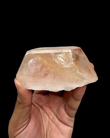 Morganite taillée en diamant, au lustre étincelant, cristal