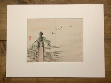 Serene compositie van een brug met vogels op de achtergrond