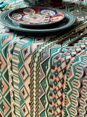 Jacquard-tafelkleed met etnisch patroon voor brede tafels. -