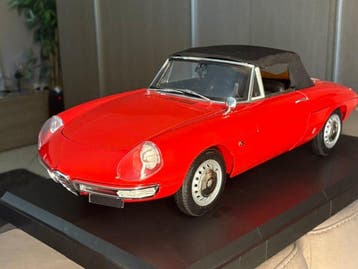 Hachette 1:8 - Modelauto - Alfa Romeo spider duetto