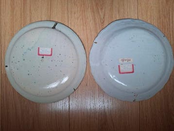 Bord (2) - Aardewerk - 18e eeuwse faience bord