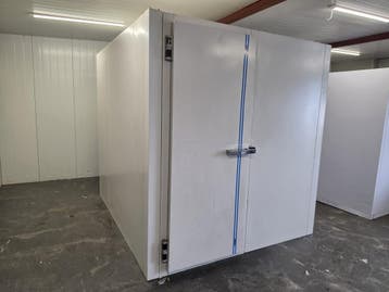 Vriescel 200 x 230 x 210 cm stekker klaar