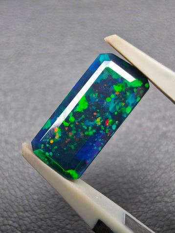 2.13cts Zwarte Opaal Faceted- 0.43 g