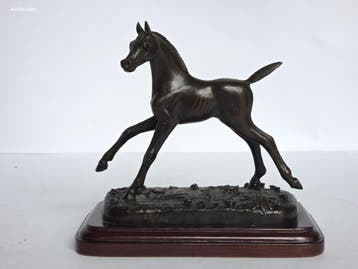 Brons sculptuur van een dravend veulen op houten...