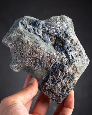 Grand quartz bleu sur matrice sur la matrice - Hauteur :