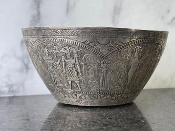 Schaal in de Egyptische revival-stijl met oude Egyptische