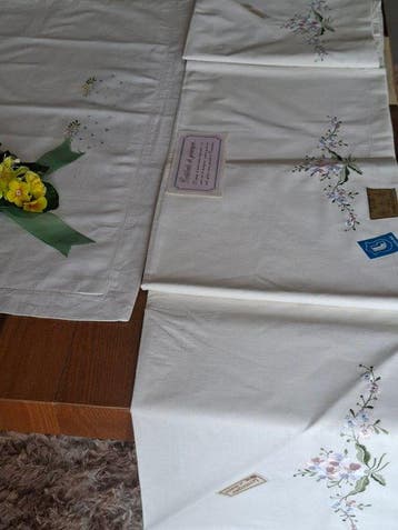 Romantisch laken met geborduurde bloemen en gratis