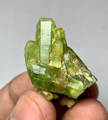 Peridot Kristal - Hoogte: 35 mm - Breedte: 21 mm - 16.9 g -