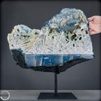 Extreem zeldzame anhydriet–prasiolith–roze amethist op blauw
