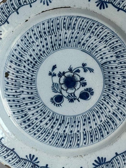delft - Bord - Porselein - Handgeschilderde bloemendecoratie, Antiek en Kunst, Antiek | Glaswerk en Kristal