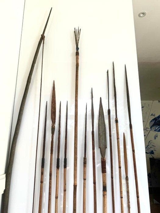 Lot de 12 flèches et un arc - Bambou, rotin, bois - Asmat -, Antiquités & Art, Art | Art non-occidental
