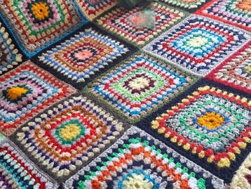 Couverture vintage charmante, réalisée au crochet avec un