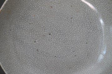 Yongzheng (1723-1735) - Bord - Large Delicate Ge Ware Deep