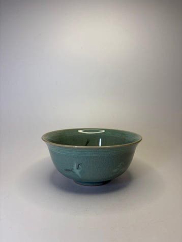 Chawan celadon japonais avec motif de grue – style « Seiji », Antiquités & Art