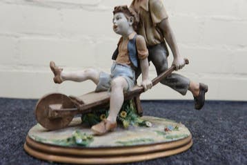 sculptuur, spelende jongens - 22 cm - Porselein, Keramiek,, Nieuw