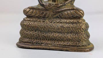 Bronzen Boeddhabeeld in de Pang Naga Prok houding, -